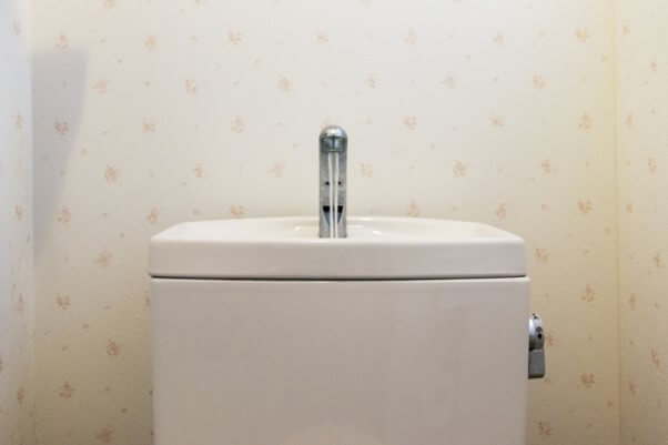 トイレタンクからの水漏れ修理の料金相場は? 修理代を抑えるコツ:イメージ