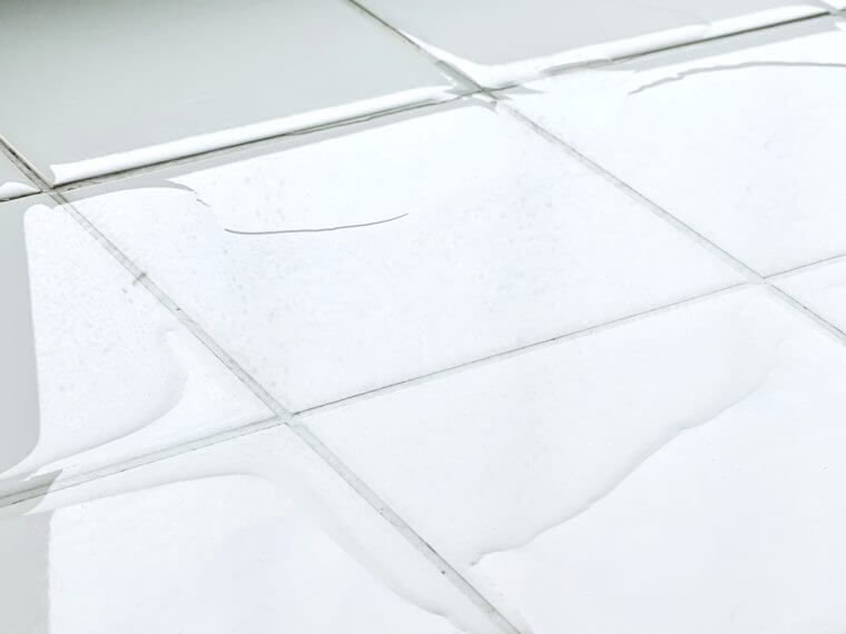 トイレの床が水漏れする原因と対処法｜応急処置から予防策まで徹底解説:イメージ